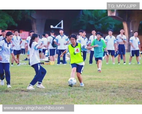 校园足球赛激情四溢学子们在绿茵场上挥洒汗水展现青春风采